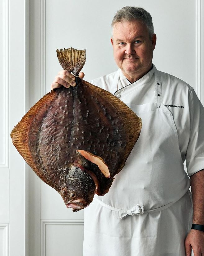Mathias Dahlgren med hängmörad piggvar på Seafood Gastro.
