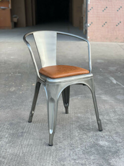 Delaware metallstol med stoppad cognac PU sits