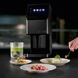 Svart pacojet, vita tallrika med mat, hand