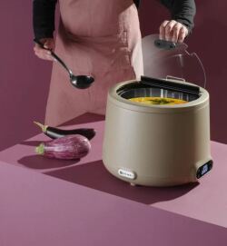 Soppkittel beige, kock med slev, lila bakgrund