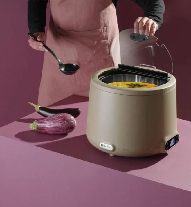 Soppkittel beige, kock med slev, lila bakgrund