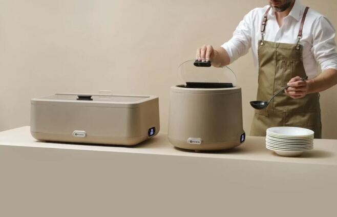 buffe med chafing dish, soppvärmare i beige, kock
