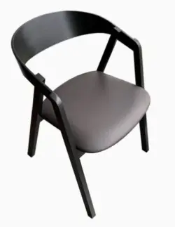 Laura stol i svart med svart PU