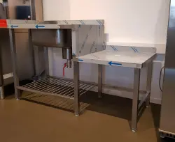 Rostfri diskbänk med ställplats