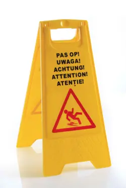 Vått golv-skylt, Varning på 5 språk - PP