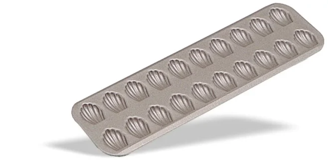 Liten madeleineform 39,5 x 12,5 cm med två rader om tio formar 4,2 cm stål grå